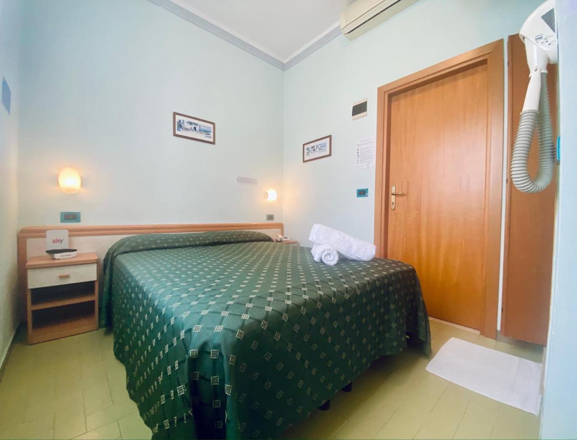 Single Room Bathroom,1387474448:JPEG